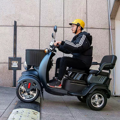 Huishoudelijk elektrisch voertuig met vier wielen kleine scooter elektrisch voertuig met drie zitplaatsen voor volwassenen en ouderen voor vrije tijd